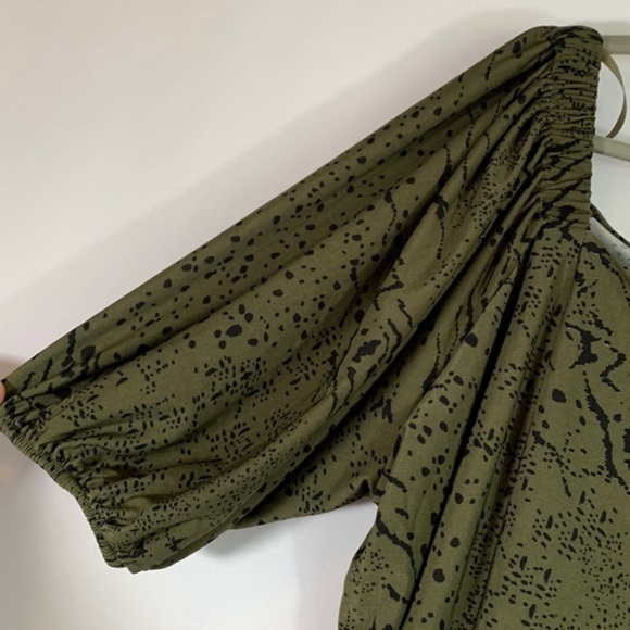 Lily Morgan Green & Black Splotchy Off-Shoulder Top NWT - Picture 4 of 8